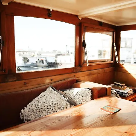 Captain Pippi; Amsterdam's Finest Houseboat אמסטרדם