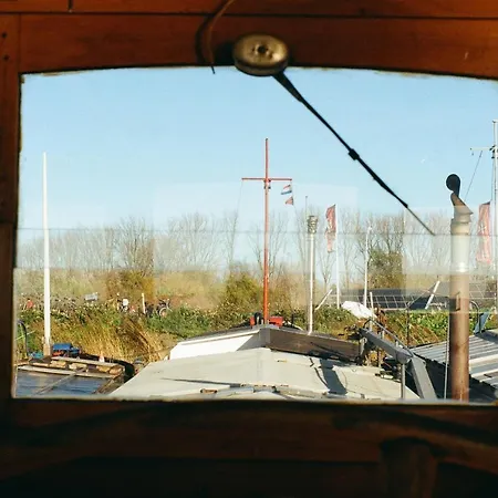 Captain Pippi; Amsterdam's Finest Houseboat Botel Amsterdam