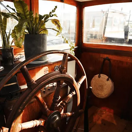 ספינת מלון Captain Pippi; Amsterdam's Finest Houseboat *
