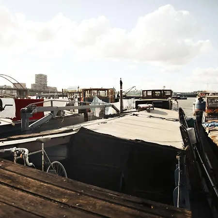 Captain Pippi; Amsterdam's Finest Houseboat אמסטרדם