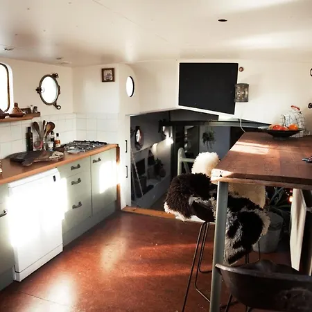 Captain Pippi; Amsterdam's Finest Houseboat ספינת מלון אמסטרדם