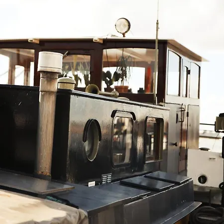 Captain Pippi; Amsterdam's Finest Houseboat 보트호텔 *