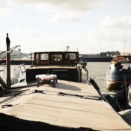 Captain Pippi; Amsterdam's Finest Houseboat 보트호텔