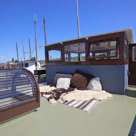 보트호텔 Captain Pippi; Amsterdam's Finest Houseboat 암스테르담